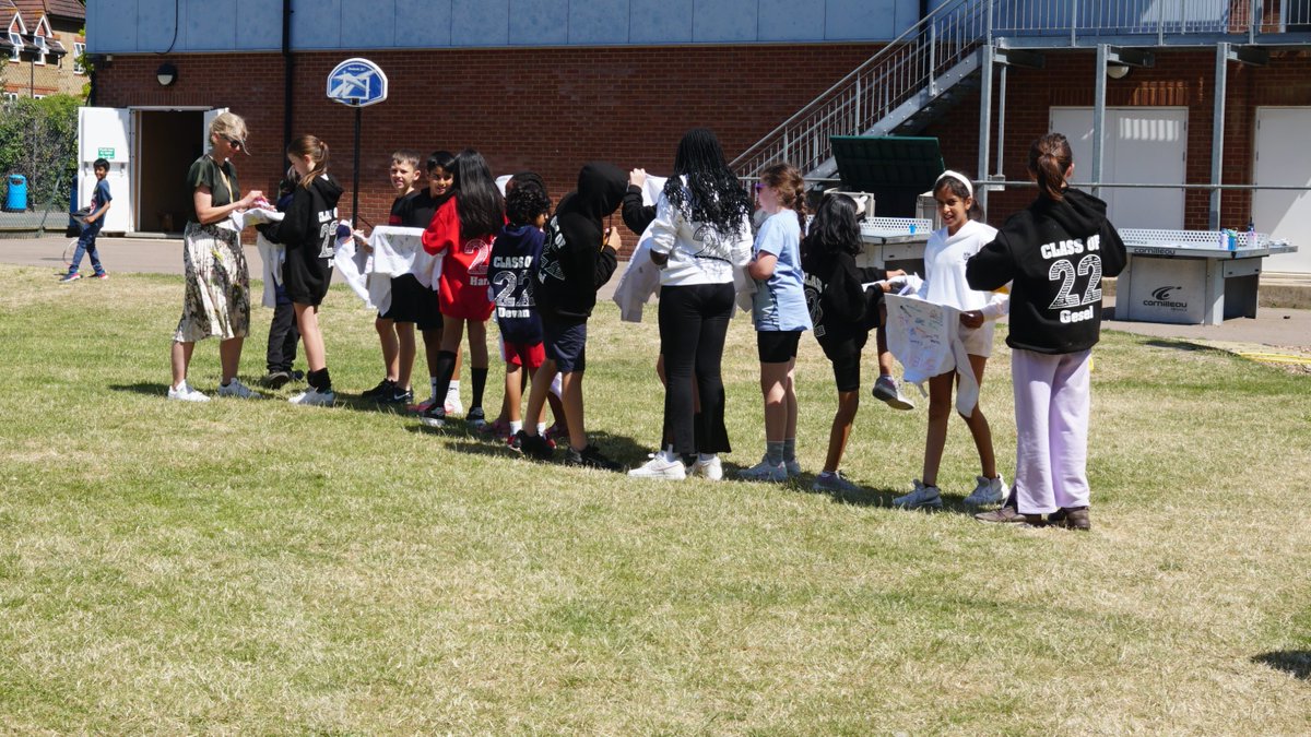 StainesPrepYr6's tweet photo. Lots of shirt signing this morning as our Class of '22 say their final goodbyes.  #StainesPrepYear6 #Year6Leavers https://t.co/rYnLgNGvgH