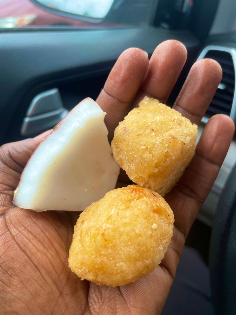 lydiaforson's tweet photo. I was buying this in traffic, when I realized I didn’t have enough cash on me. 

I apologized to the lady for wasting her time, but she smiled and gave it to me for free. 

Some of the kindest people don’t have much themselves.

I still found a way to pay her after… https://t.co/ZPa9VLsFJR