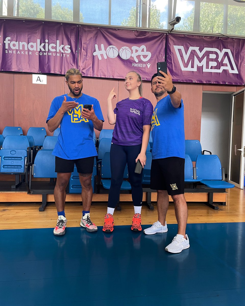 VMBAcademy's tweet photo. Indiferent care le este specializarea sau proveniența, întreaga echipă VMBA se informează despre baschetul național și internațional cu ajutorul United Hoops 📰, unul dintre partenerii oficiali Summer Camp 2022.

#VMBA #vladmoldoveanu #basketballacademy #summercamp https://t.co/XNfzcqlFWs