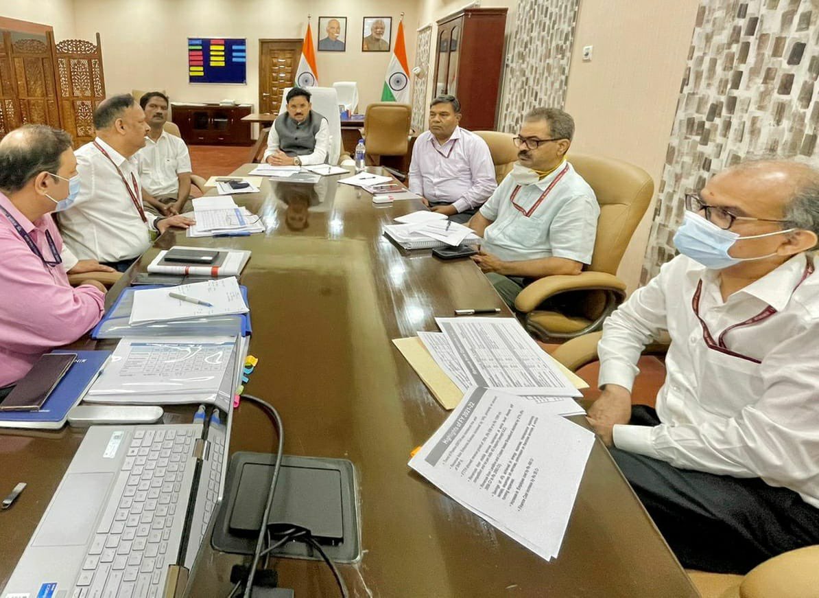 devusinh's tweet photo. Held a meeting with officers of DoT, BSNL &amp; MTNL for reviewing the performance of BSNL &amp; MTNL.

BSNL will soon be inducting fully indigenous 4G mobile technology in its network. https://t.co/yZww0LSpmC