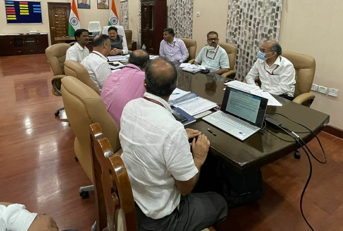 devusinh's tweet photo. Held a meeting with officers of DoT, BSNL &amp; MTNL for reviewing the performance of BSNL &amp; MTNL.

BSNL will soon be inducting fully indigenous 4G mobile technology in its network. https://t.co/yZww0LSpmC
