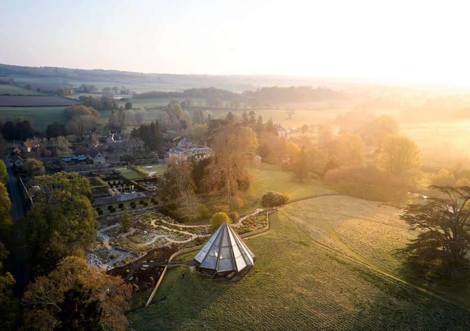 Heatherwick Studio has unveiled a kinetic Glasshouse at the National Trust’s Woolbeding Gardens - read more with VantagePoint. Click vantagepointmag.co.uk/blog/heatherwi… to view now!