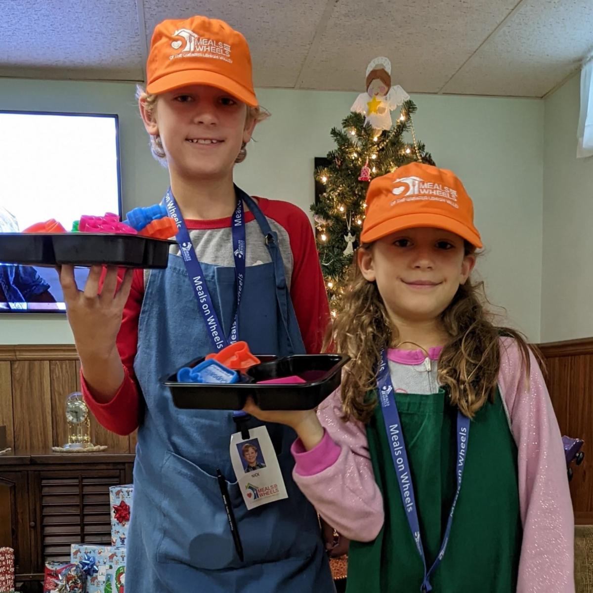 mowglv's tweet photo. Meals on Wheels volunteer, Terri was recently spending some quality time with her family. Her grandkids came up with the idea to play "Meals on Wheels" using some of Terri's #mowglv gear. These little apples sure didn't fall far from the tree!! #volunteer #familygoals #dogood https://t.co/gVFnPZ40hx