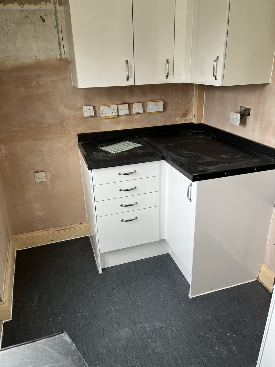 gradeinthetrade's tweet photo. Kitchen in, skirtings architraves door and lining in, boxings and floor laid too https://t.co/lC0jKj9Y0b