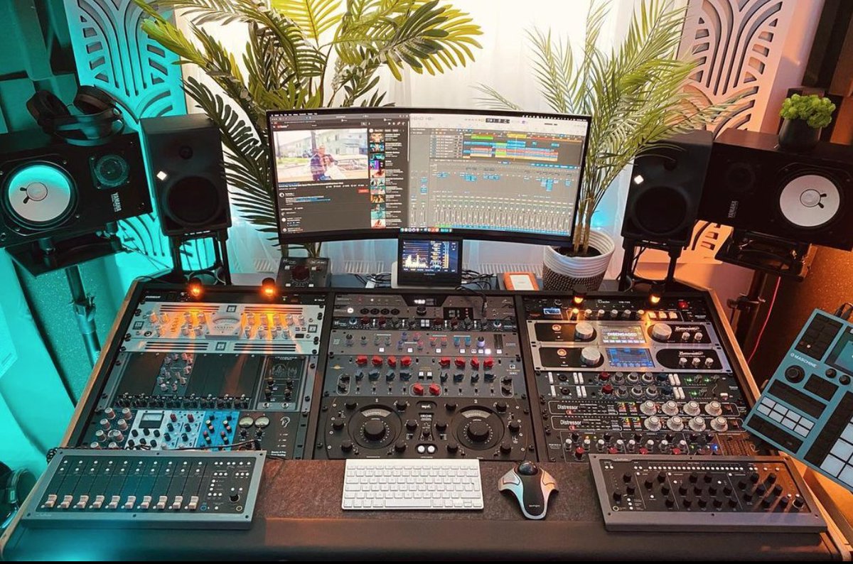AntelopeAudio's tweet photo. Tag someone who would love this studio 😍
Credit to @wavescentralstu
#antelopeaudio #musicstudio #studio #audiointerface #gear #setup #workflow #cozy #cozystudio #pro https://t.co/ocn39vTipc
