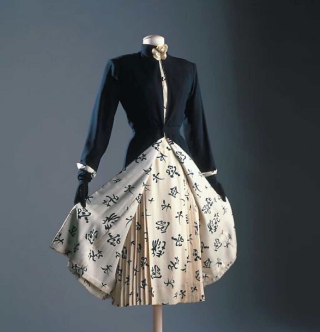 MadameGilflurt's tweet photo. A little #Frockingfabulous something by Chanel! C.1956, via the Met. https://t.co/3OHBTc9L3E