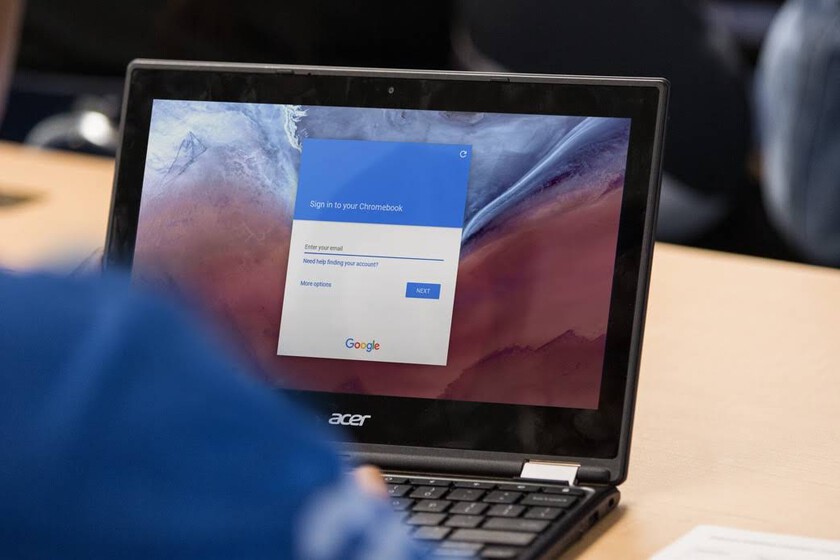xataka's tweet photo. Dinamarca acaba de prohibir todos los productos de Google a nivel público. El resto de Europa va detrás https://t.co/SnYrj0BMUz https://t.co/OEiYZOQlej