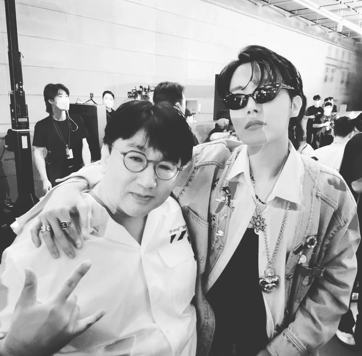 vminiecats's tweet photo. — Bang Si-Hyuk compartió una foto en instagram junto a  #JHOPE ,#JUNGKOOK  y #JIMIN en la fiesta del Pre-lanzamiento de #JackInTheBox 

👤: “Orgulloso de ti, mi hermano @/uarmyhope.” (1/2) https://t.co/7lcBGuGBiD