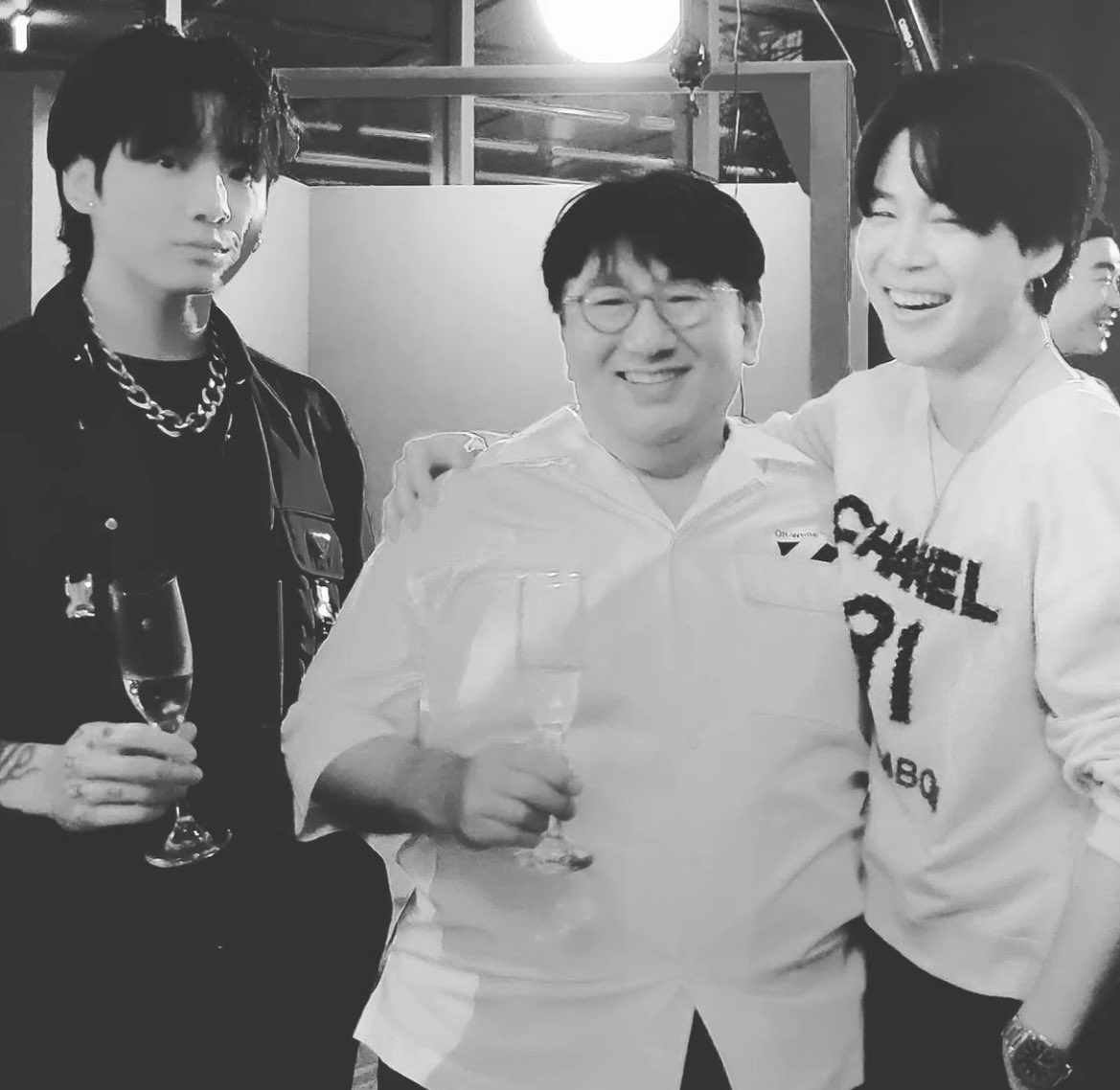 vminiecats's tweet photo. — Bang Si-Hyuk compartió una foto en instagram junto a  #JHOPE ,#JUNGKOOK  y #JIMIN en la fiesta del Pre-lanzamiento de #JackInTheBox 

👤: “Orgulloso de ti, mi hermano @/uarmyhope.” (1/2) https://t.co/7lcBGuGBiD