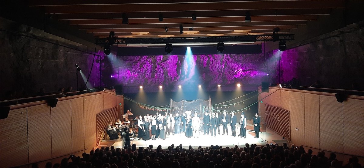 MerjaLahti's tweet photo. Aaro Kentalan Morsiustaivas. Musiikin johto Markus Luomala, ohjaus Panu Valo. Hääkuoro ja soitinyhtye. Kaustinen-sali ääriään myöten täysi. Ne osaa täällä mitä vain. #kfmf #kesänonnellisimmatpäivät https://t.co/OQb8fdVzHy