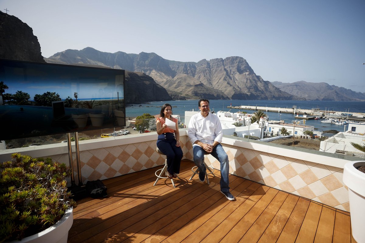 Yaiza_Castilla's tweet photo. 👩🏻‍💻Tenemos un gran potencial para el #teletrabajo, por ello desde @TurismoGobCan nos hemos volcado en la estrategia de captar #remoteworkers.

🤝Colaboramos con @Airbnb para consolidar las islas como uno de los 20 destinos turísticos mejor preparados del mundo para el teletrabajo. https://t.co/wF0XgcbhHL