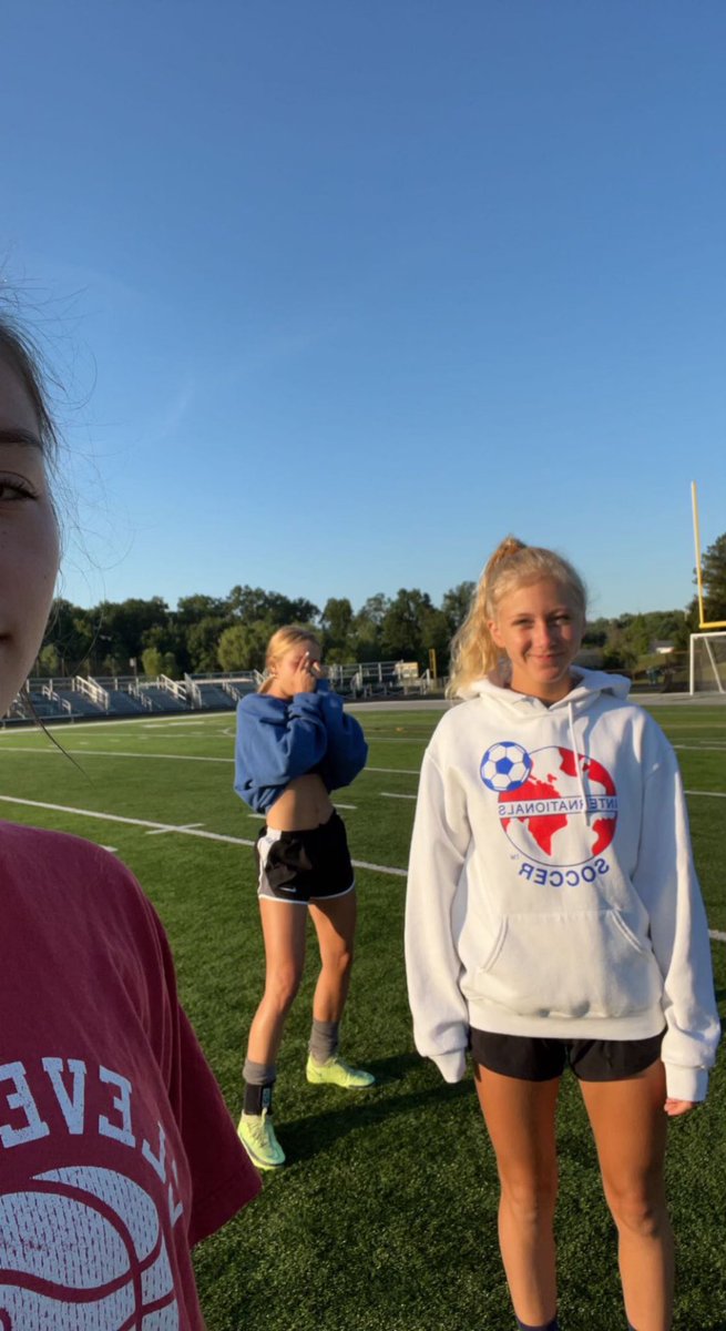 What else would you do on a Friday morning at 7 am but meet the girls at the turf for some training. #AlwaysBeReady <a href="/kaylaperfect_/">Kayla Perfect</a> <a href="/lillyma10/">Lilly Ma</a> @MedinaGSoccer