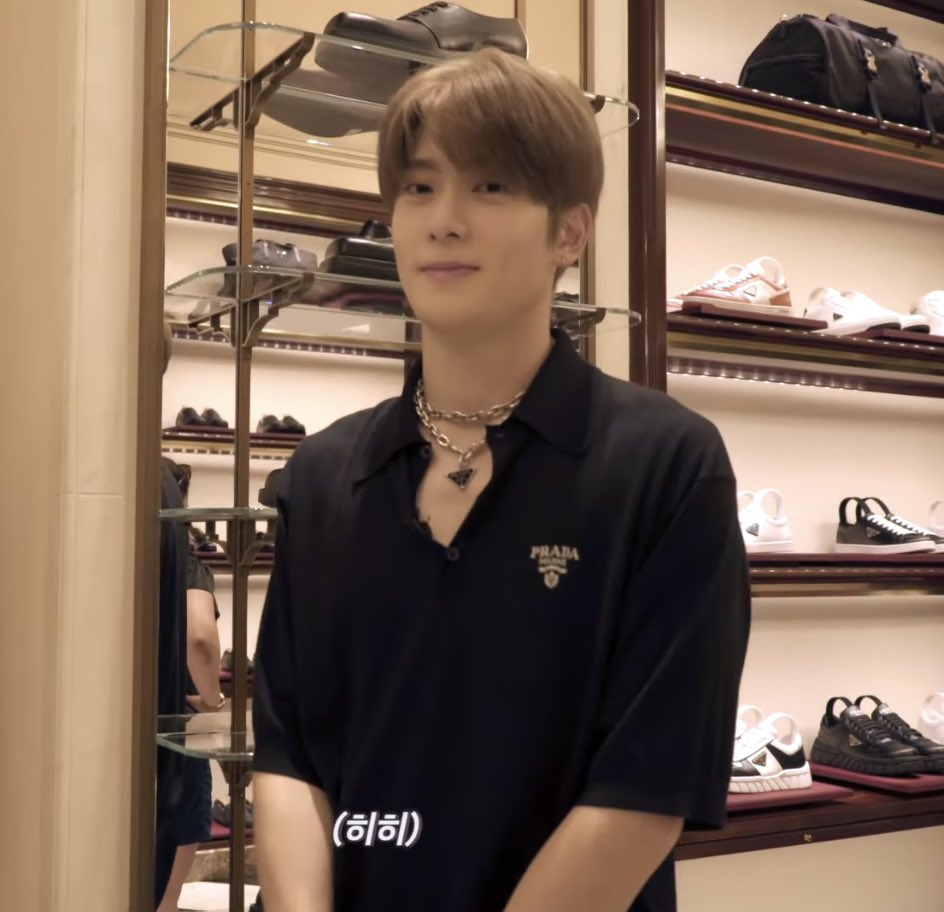 johnny_jaehyun's tweet photo. แจนน่ารักอ่าาาาา จะลองรองเท้า พอบอกเบอร์เค้าไปก็ยืนจ๋องๆยิ้มแหะๆรอคั้บ น้องเป็นเด็กดี แงๆๆๆๆ https://t.co/nbqr7njEPf