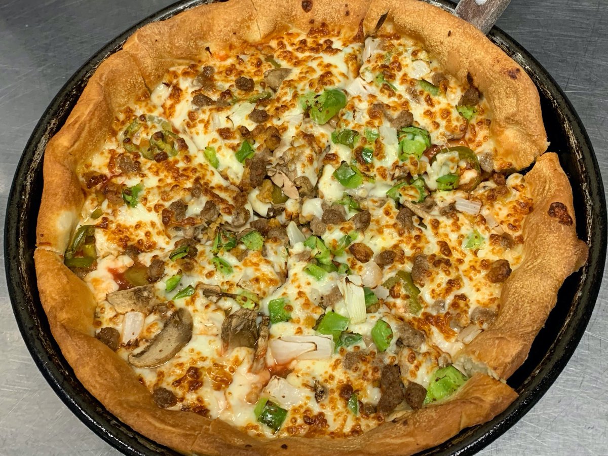MurrayMrB's tweet image. It's #FreePizzaFriday! 🍕Hit that RT button for your chance to win a free large one topping from Mister B's! Must follow to win.