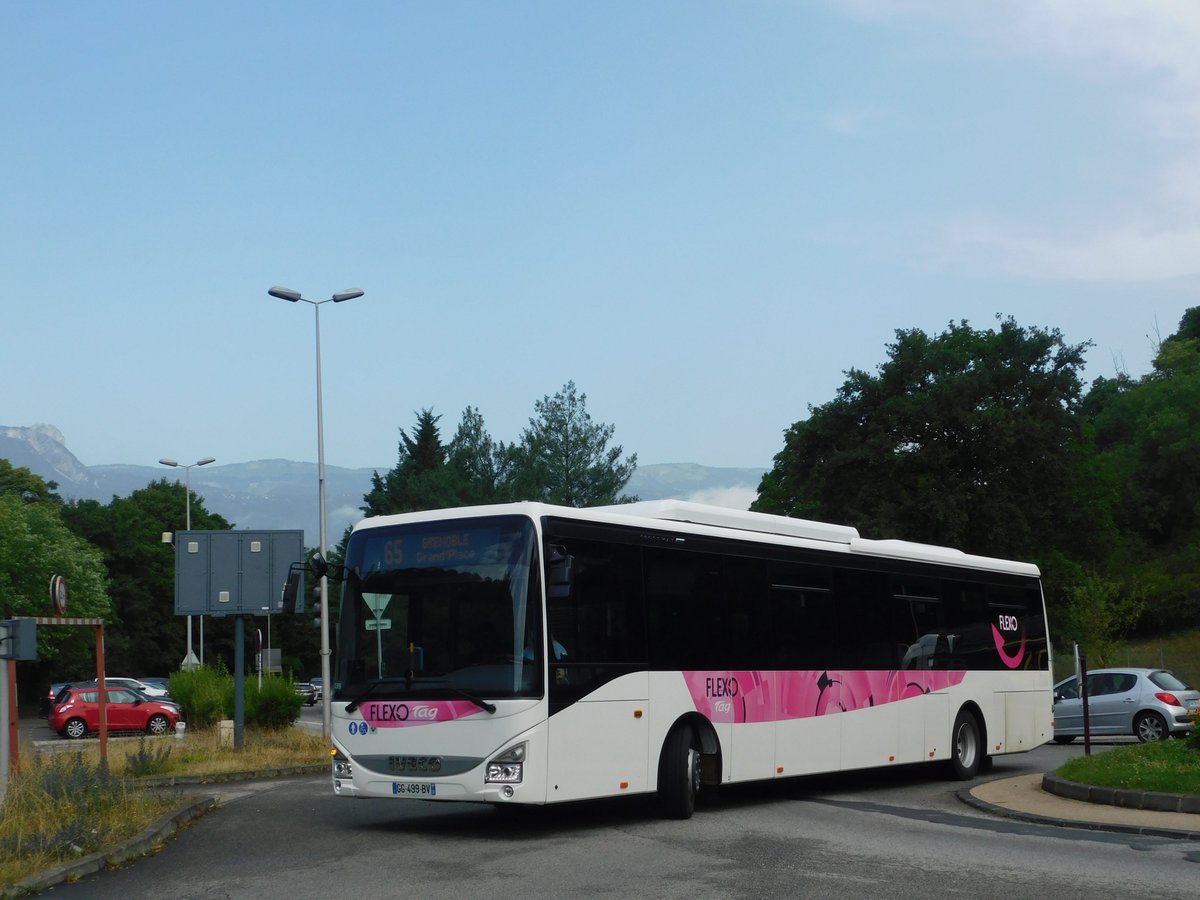 kevin_a38's tweet photo. 🚌Du neuf chez la sous-traitance ! Sur la ligne 65 exploitée par Keolis Portes des Alpes, entre Vizille et Grenoble un Crossway LE NP n°223039 mise en service début 2022. Ici à l'entrée d'Eybens en direction de Grand Place. #tagetmoi #flexobus #ivecobus @TAG_Grenoble
Bon W-E 😉 https://t.co/UJ7aeYtvow
