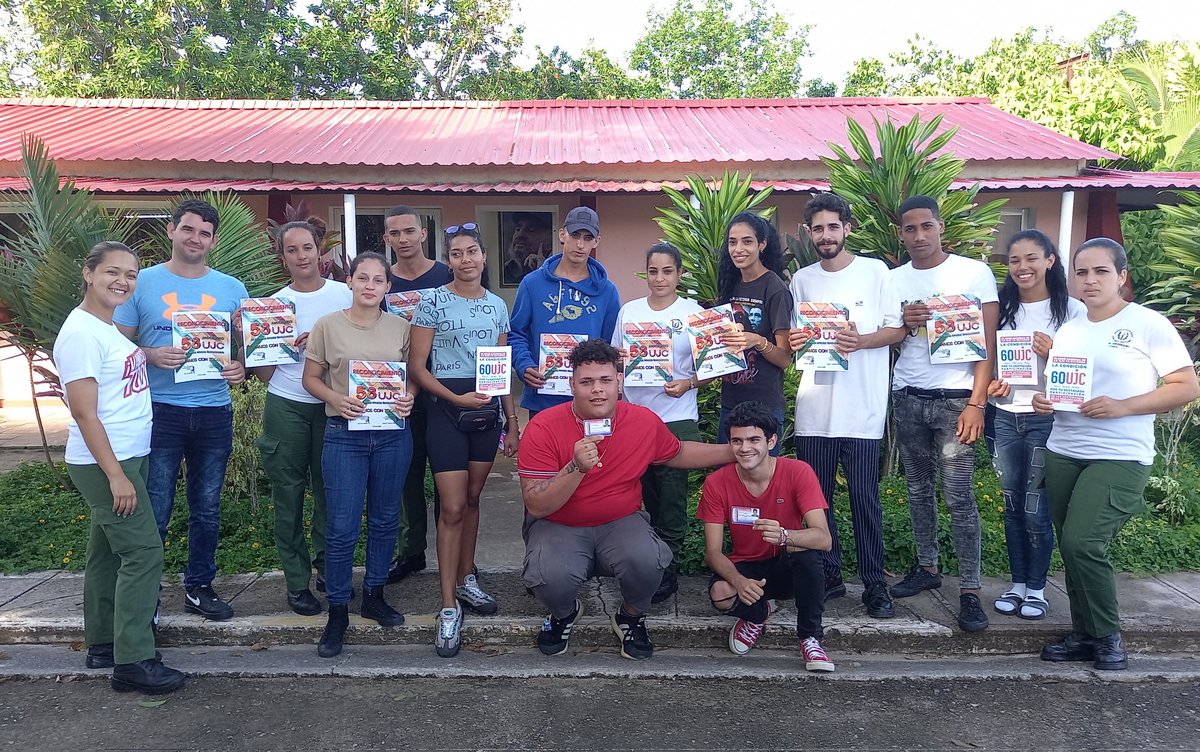 LogVanguardia's tweet photo. Nuevos militantes de la UJC y el reconocimiento a secretarios generales y militantes destacados de @LogVanguardia. #JóvenesDeVerdeOlivo. #Cuba
#CubaPorLaPaz. #SiempreEn26 
#RedTocororo. https://t.co/UwY6eSctnc