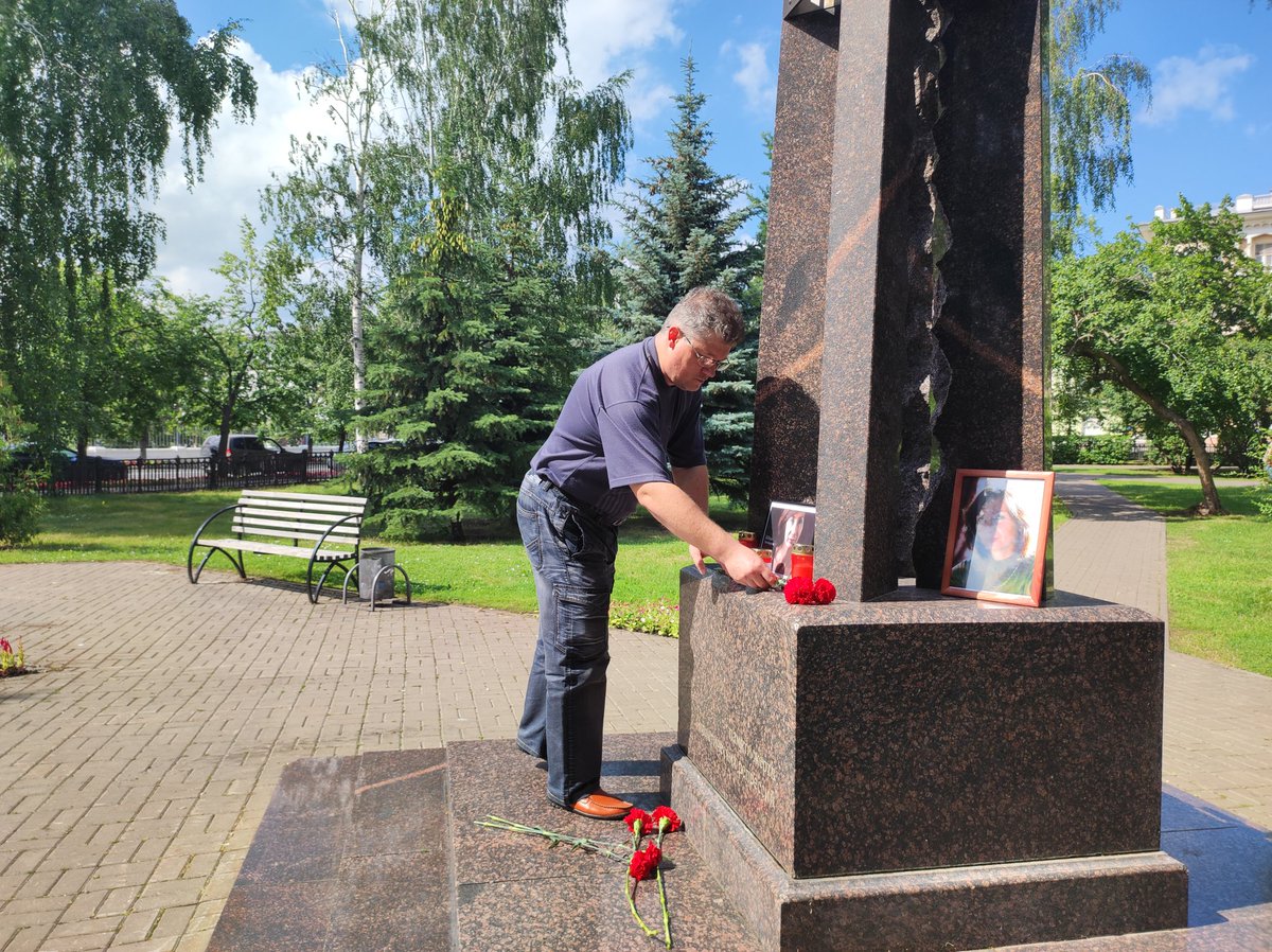 Сегодня мы почтили память правозащитницы, журналистки, сотрудницы ныне ликвидированного Правозащитного центра «Мемориал» в Грозном Натальи Эстемировой.

15 июля 2009 года, ровно 13 лет назад, она была похищена и убита.  Убийство правозащитницы до сих пор не раскрыто.