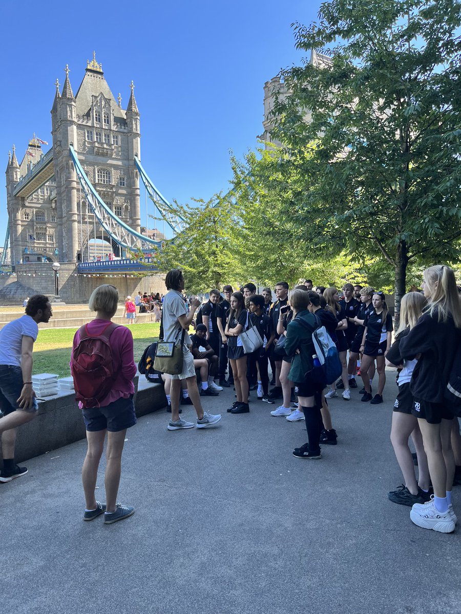 BohuntWokingham's tweet photo. Year 10 exploring London on the ‘Walk eat, talk eat’ trip! Lots of food on the way round 🍝 #gamechangerweek https://t.co/j61b7ibGce