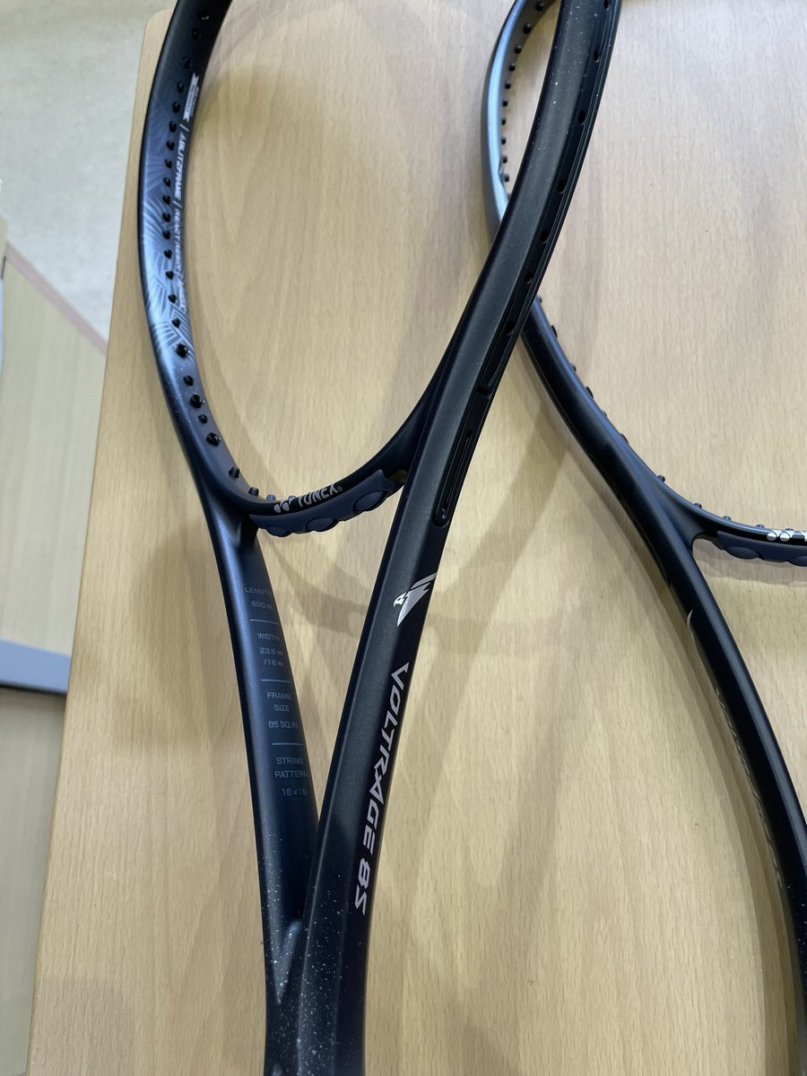 t_champ1's tweet photo. ⭐️新製品入荷のお知らせ⭐️
ヨネックスよりボルトレイジ8S入荷しました😊‼︎
球ブレも少なく、打ちやすさ抜群‼︎
後衛の方におすすめ✨
ぜひ店頭にてご覧下さい🙇‍♀️‼︎
天王寺

#ヨネックス #YONEX #ボルトレイジ8S
#VT8S #チャンプ #ソフトテニスプロショップチャンプ https://t.co/pbBwd5NZdY