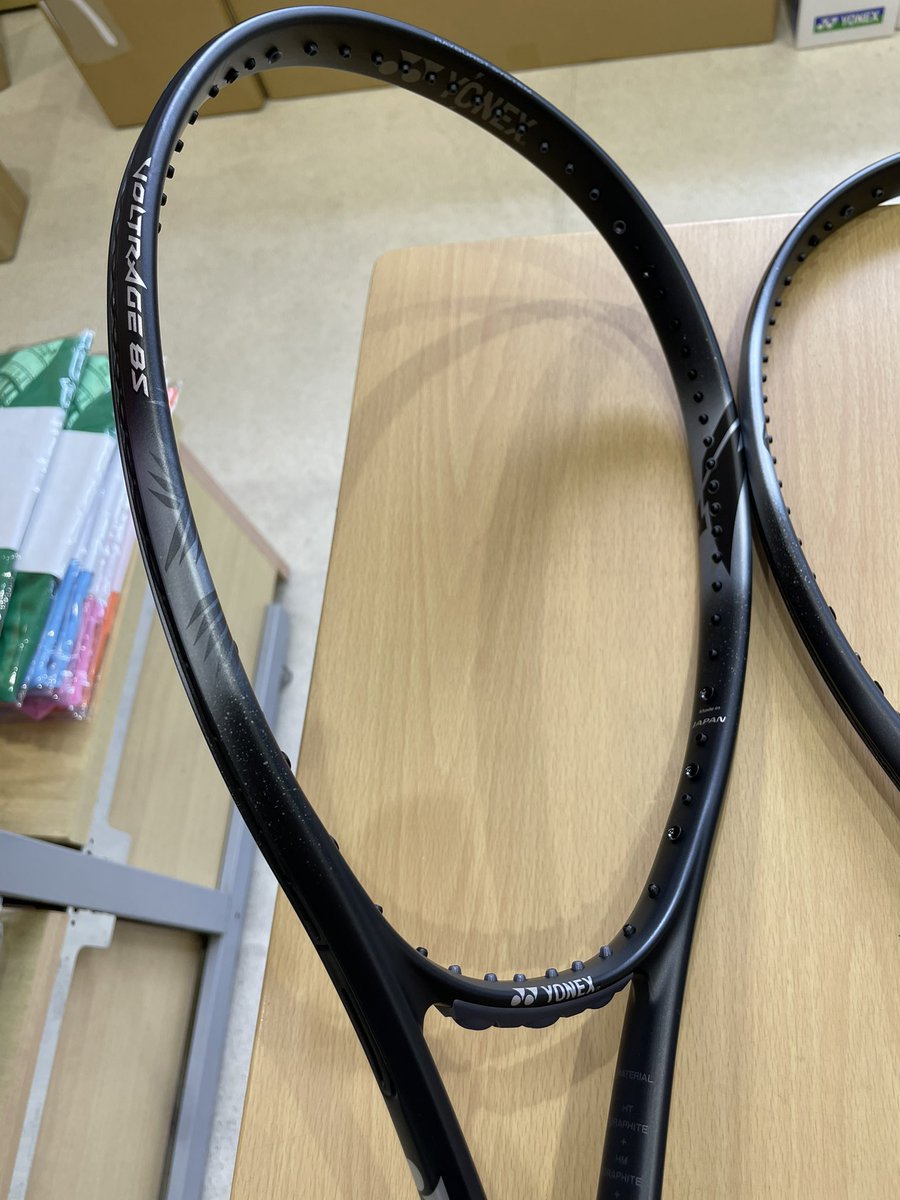 t_champ1's tweet photo. ⭐️新製品入荷のお知らせ⭐️
ヨネックスよりボルトレイジ8S入荷しました😊‼︎
球ブレも少なく、打ちやすさ抜群‼︎
後衛の方におすすめ✨
ぜひ店頭にてご覧下さい🙇‍♀️‼︎
天王寺

#ヨネックス #YONEX #ボルトレイジ8S
#VT8S #チャンプ #ソフトテニスプロショップチャンプ https://t.co/pbBwd5NZdY