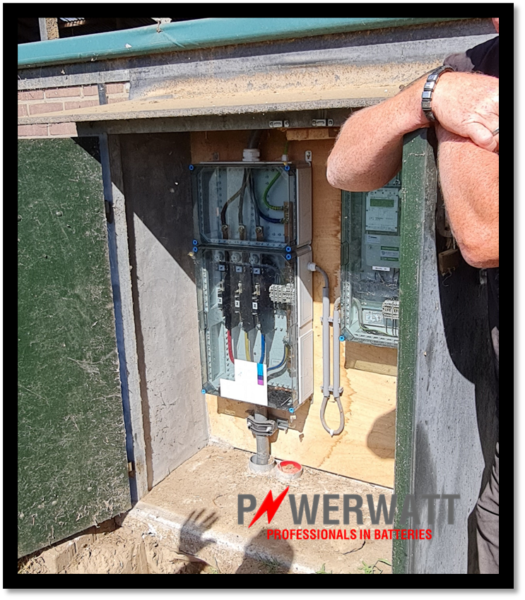 De #zonnepanelen liggen op het dak, de #omvormers zijn aangesloten. Nu de voorbereidingen nog voor de #batterij. 2 duo kasten van totaal 60kW en 133kWh. Geschikt voor #Peakshaving en #energiehandel. Gemeente Oude IJsselstreek (Voorst) #Roelofsmelkvee  <a href="/powerwatt1/">powerwatt</a>