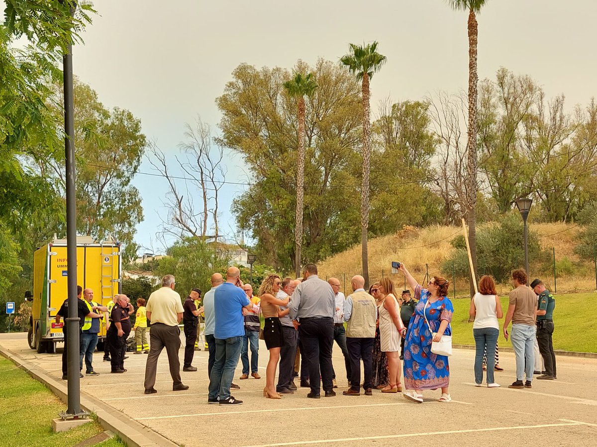Rtvalhaurin's tweet photo. 🔥🔴 En el Polideportivo Municipal ya se despliega el operativo de coordinado, trasladado desde Mijas. Ya se encuentran en el lugar los técnicos especialistas, y representantes de Junta de Andalucía, Diputación de Málaga y Ayuntamiento de #AlhaurínelGrande. https://t.co/jOSvKsbwGM