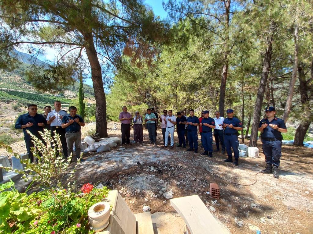 Fnkkaymakamligi's tweet photo. İlçemiz Kaymakamı Sayın Zafer Sağ #15TemmuzDemokrasiveMilliBirlikGünü Münasebetiyle Şehitlerimizin Kabirlerini Ziyaret Etti. https://t.co/OPUipP4vHZ 
@zsag81 @AntalyaValilik https://t.co/Regm6EPZIZ
