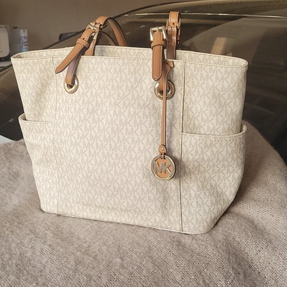 Callielovaa's tweet photo. So good I had to share! Check out all the items I'm loving on @Poshmarkapp from @Pricegood5 #poshmark #fashion #style #shopmycloset #michaelkors #u #calvinklein: https://t.co/zYgAEoB6m8 https://t.co/R5UWGHGu4I