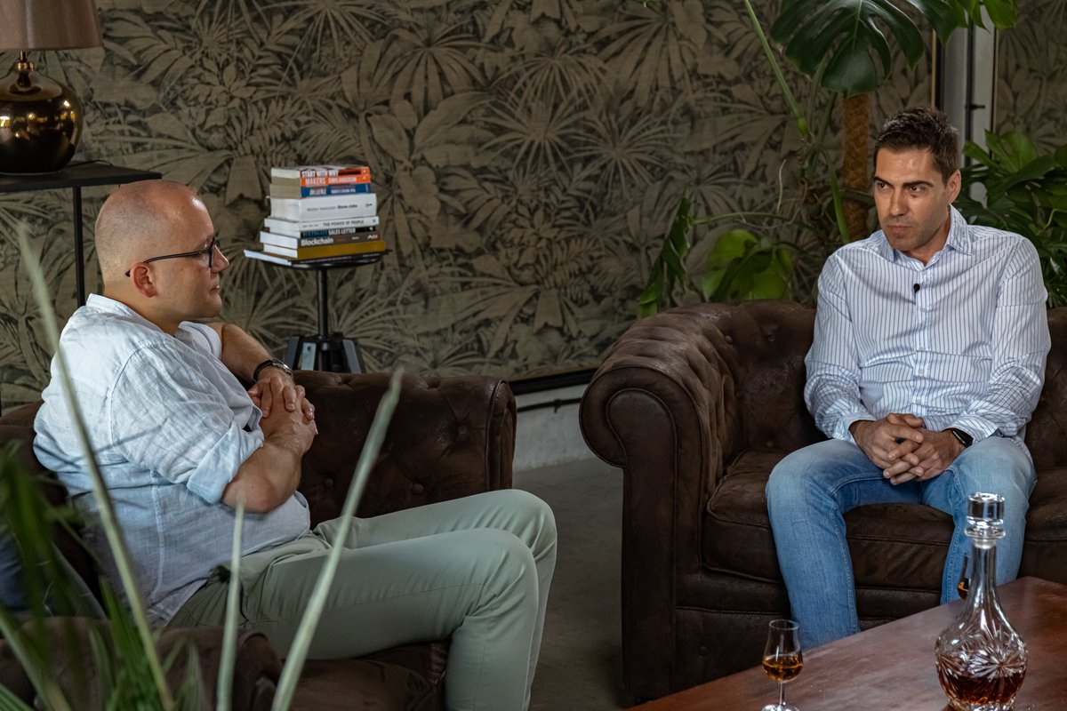 Kryptowersacje's tweet photo. Oto zdjęcia z planu wydania specjalnego Kryptowersacji, w którym Eduardo Gamarci z Revenue Capital udzielił wskazówek początkującym jak odnaleźć się na rynku krypto😄

👉Cały odcinek: https://t.co/h2lkHFOKUD 

#kryptowersacje #revenue #rvc #kryptowaluty #bitcoin https://t.co/qntiyolYxY
