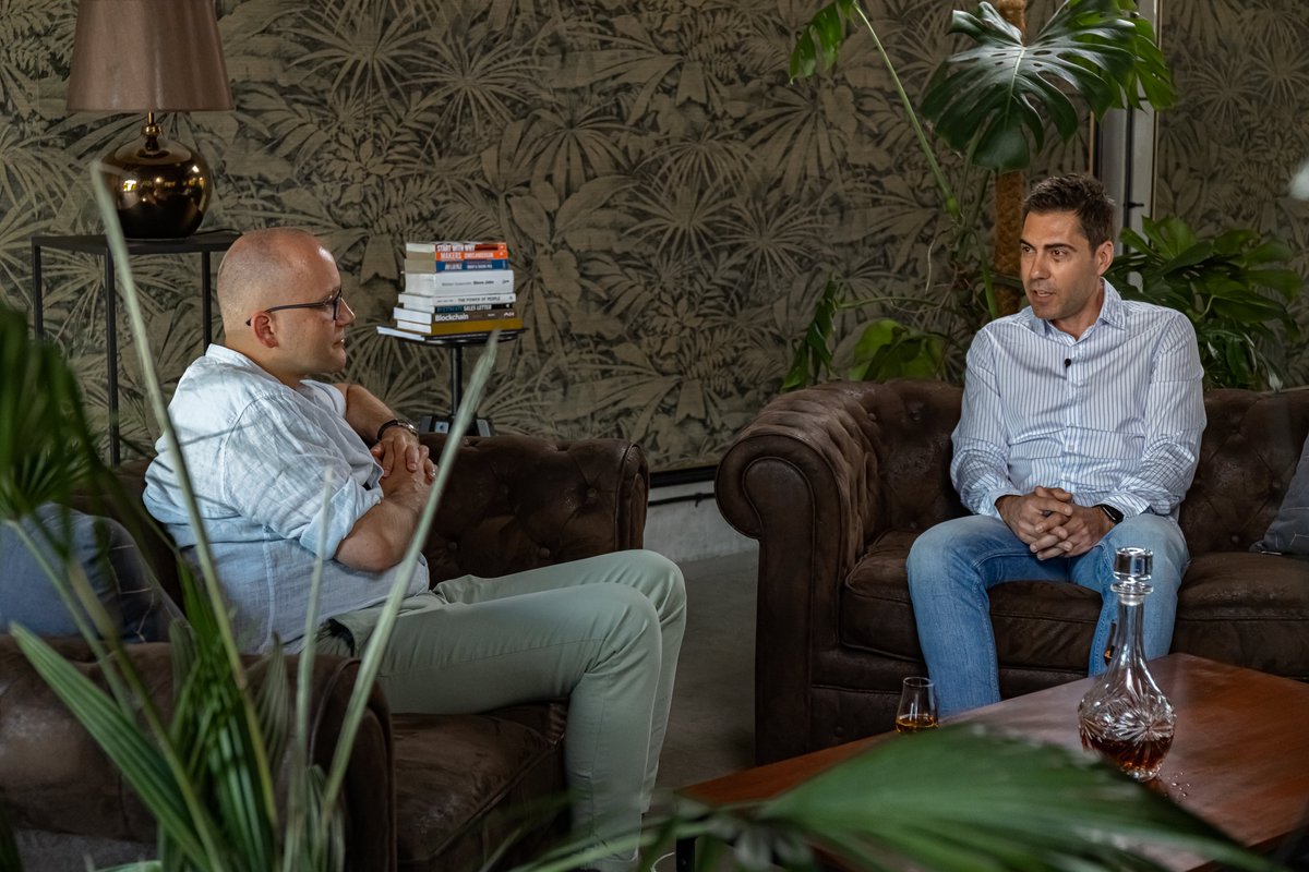 Kryptowersacje's tweet photo. Oto zdjęcia z planu wydania specjalnego Kryptowersacji, w którym Eduardo Gamarci z Revenue Capital udzielił wskazówek początkującym jak odnaleźć się na rynku krypto😄

👉Cały odcinek: https://t.co/h2lkHFOKUD 

#kryptowersacje #revenue #rvc #kryptowaluty #bitcoin https://t.co/qntiyolYxY
