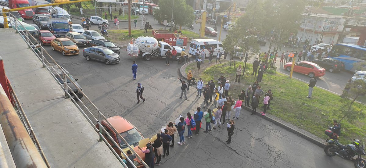 Claridaddiario's tweet photo. #bloqueo en #VíaMorelos #Ecatepec #Edomex a la altura de #Xalostoc, los manifestantes exigen que trabaje la fiscalía por la aparición de un menor. https://t.co/kKrjRFNbVd