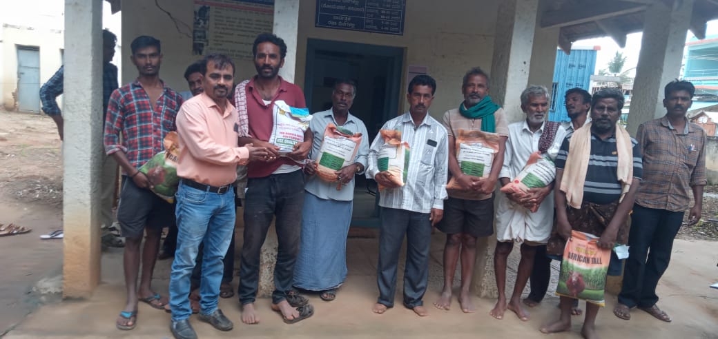 AHVS_Karnataka's tweet photo. ದಿನಾಂಕ 15/07/2022 ರಂದು, ತುಮಕೂರು ಜಿಲ್ಲೆಯ ವಿವಿಧ ಗ್ರಾಮಗಳಲ್ಲಿ ರೈತರಿಗೆ ಮೇವು ಬೀಜದ ಮಿನಿಕಿಟ್ ಗಳನ್ನು ಡಾ.ಜಯಣ್ಣ, ಉಪನಿರ್ದೇಶಕರು (ಆಡಳಿತ),ರವರ ನೇತೃತ್ವದಲ್ಲಿ ವಿತರಿಸಲಾಯಿತು.
#Tumkur #Fodderminikit https://t.co/NtL2Y3XmQZ