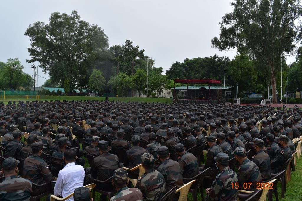 prodefencejammu's tweet photo. GOC #GurjDivision visited #MissionFirstBrigade and interacted with all ranks at Samba Mil Stn. He complimented for the ongoing training of local youth for entry into Armed Forces as #agniveers. He also appreciated the efforts of upgraded Veteran Sahayata Kendra.
@adgpi
@DIAV20 https://t.co/2iPXYK4MzK