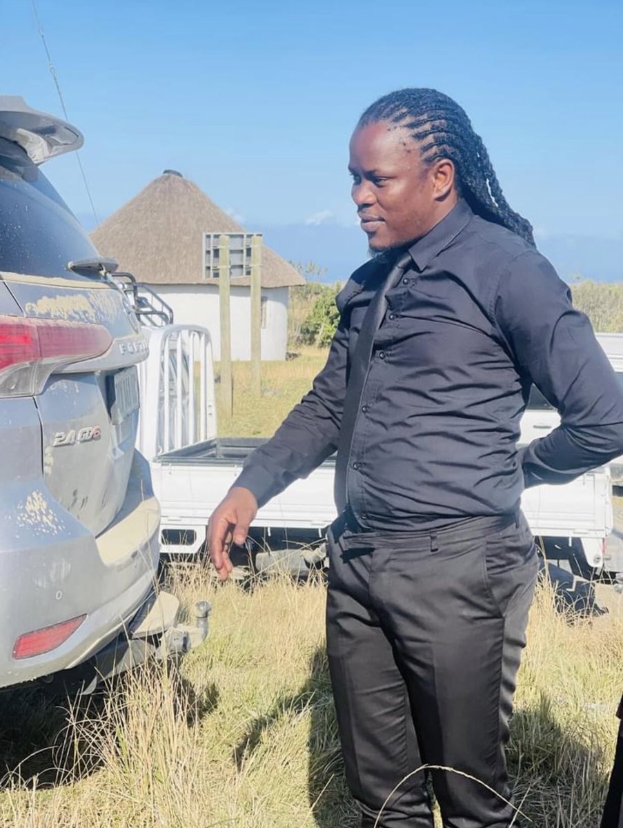 Betusile_Mcinga's tweet photo. You laugh I block you 🙄

As I was on stage performing at Chief Ndevu funeral , I got an accident while dancing my pants were torn apart or broken but zikrazukile 🥴🥴🥴I think I should sew the tailor 😩😭 https://t.co/YQw82KVbct