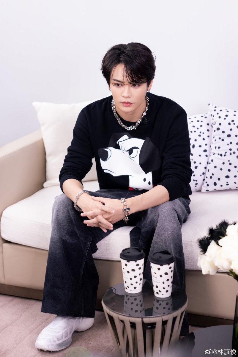 An_Ning1005's tweet photo. Weibo update.
"คอลเลคชั่นพิเศษสำหรับวันชีซีจากGIVENCHY"
พิเศษจริงๆเพราะเจ้าของเว่ยมาอัพเองเลย งื้ออออละมุนไม่ไหว❤️
#หลินเยี่ยนจวิ้น #LinYanjun #EvanLin
#EVANISM #林彦俊 #888mob
#NINEPERCENT
Cr:https://t.co/Lq9KtMBq43 https://t.co/rygmhgCeau