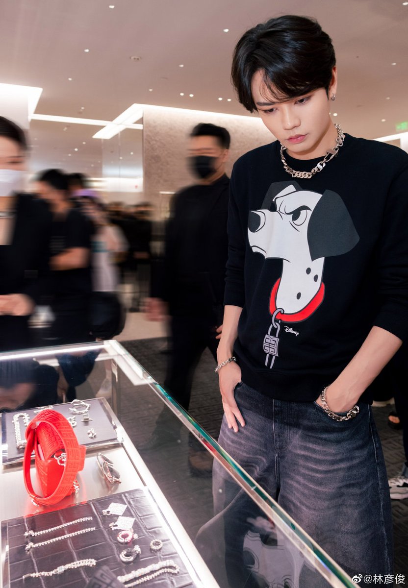 An_Ning1005's tweet photo. Weibo update.
"คอลเลคชั่นพิเศษสำหรับวันชีซีจากGIVENCHY"
พิเศษจริงๆเพราะเจ้าของเว่ยมาอัพเองเลย งื้ออออละมุนไม่ไหว❤️
#หลินเยี่ยนจวิ้น #LinYanjun #EvanLin
#EVANISM #林彦俊 #888mob
#NINEPERCENT
Cr:https://t.co/Lq9KtMBq43 https://t.co/rygmhgCeau