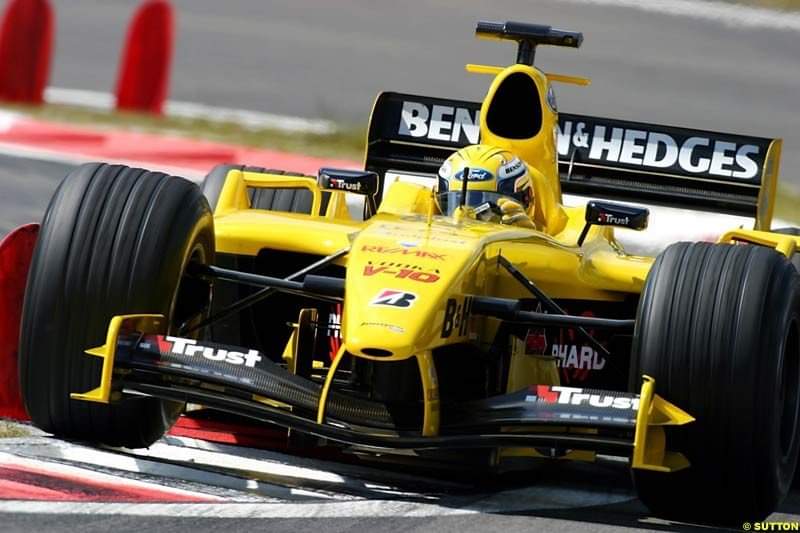 Fra55oni's tweet photo. Sempre all’attacco! ⚔️

Non si può definire altrimenti l’approccio di #GiorgioPantano qui impegnato in un controllo al limite sulla #JordanF1 #EJ14 #FordCosworth nel Mondiale #F1 2004 🟡

@UnracedF1 @CrystalRacing @MatteoLandi10 @elledinicola 

🔜 #MotorphoneTV 🎬 https://t.co/dvNUq7vBIo