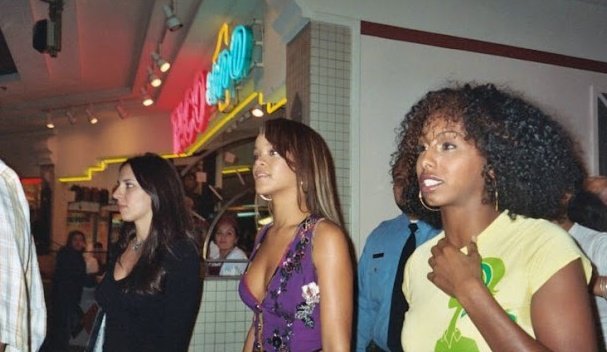 RIHWIND1's tweet photo. November 2, 2005: Rihanna at Secret Body Spray Tour, Washington. https://t.co/UeLfrF3pjJ