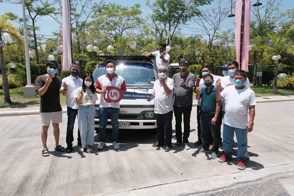 ronaldgem's tweet photo. HOW IT STARTED VS. HOW IT'S GOING

LOOK: Former senator Kiko Pangilinan turns over a multi-purpose truck from United Auctioneers Inc. to San Nicolas Bagong Pag-Asa Irrigators Association Inc. in San Simon, Pampanga on Friday, July 15. https://t.co/k5DxZTQSh6