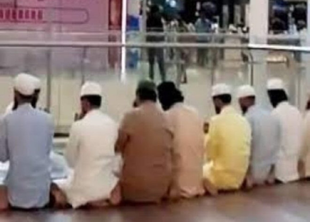 we all will boycott it....
Are you agree so retweet... #BoyCottLulluMall