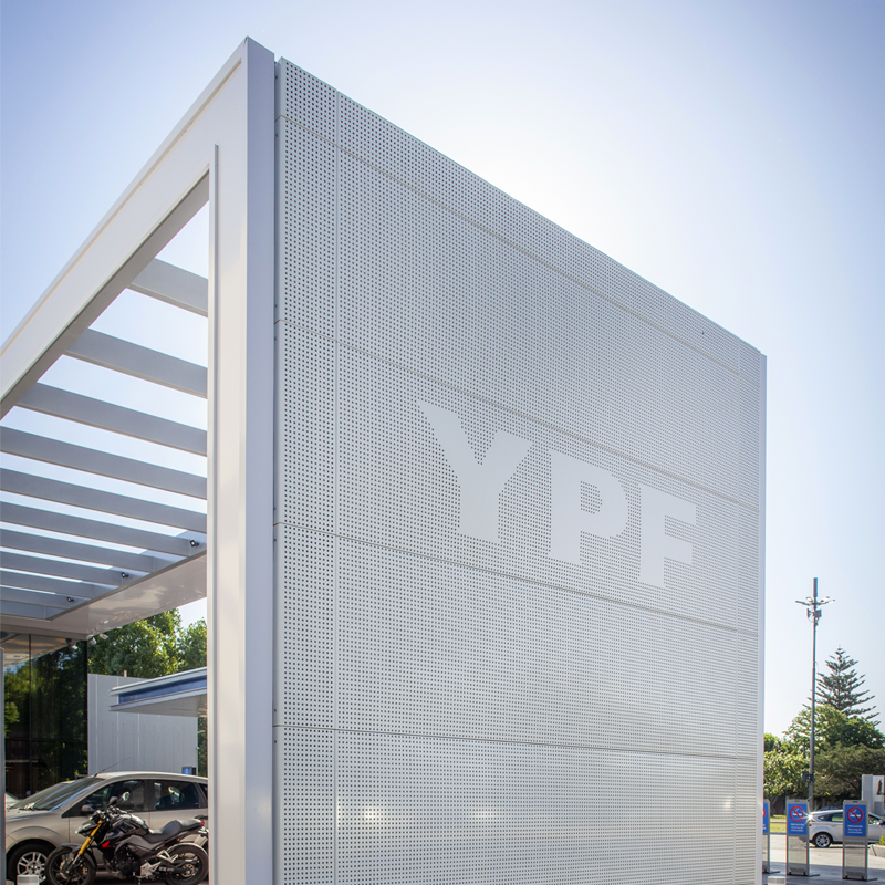 HDLatam's tweet photo. #Metalscreen es un tipo de malla que combina la transparencia de la membrana con la resistencia del metal. Fue usada en esta estación de servicio de YPF en La Plata. Conoce más 
#estudiodearquitecturaydiseño #plataformaarquitectura #arquitectura #argentina