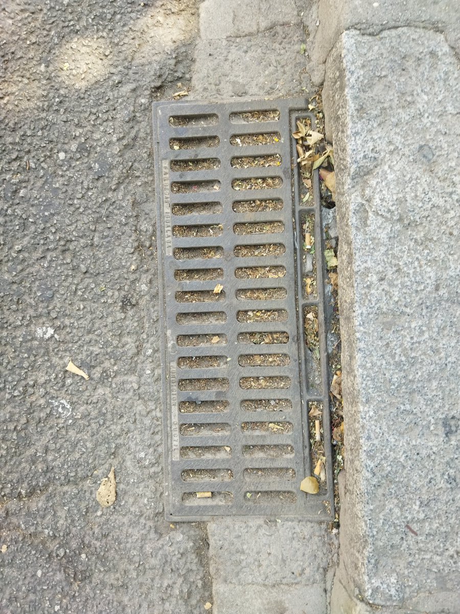 denunciasbdn's tweet photo. Vecinos de diferentes barrios nos comentan que muchas de las alcantarillas están totalmente obstruidas. Nos comentan que no existe mantenimiento por parte del ayuntamiento. #Badalona https://t.co/o8OmafPcAN