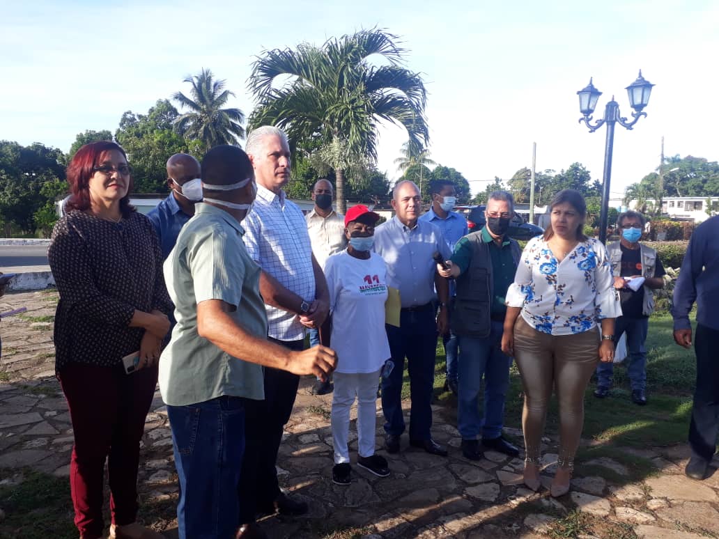 Hasta la Comunidad Morales en San José, llegaron también esta mañana <a href="/DiazCanelB/">Miguel Díaz-Canel Bermúdez</a> y <a href="/DrRobertoMOjeda/">Dr. Roberto Morales Ojeda</a> junto a las máximas autoridades de #Mayabeque para dialogar con la población sobre las acciones de transformación que alli se acometen, la participación popular #Cuba #CubaPorLaPaz