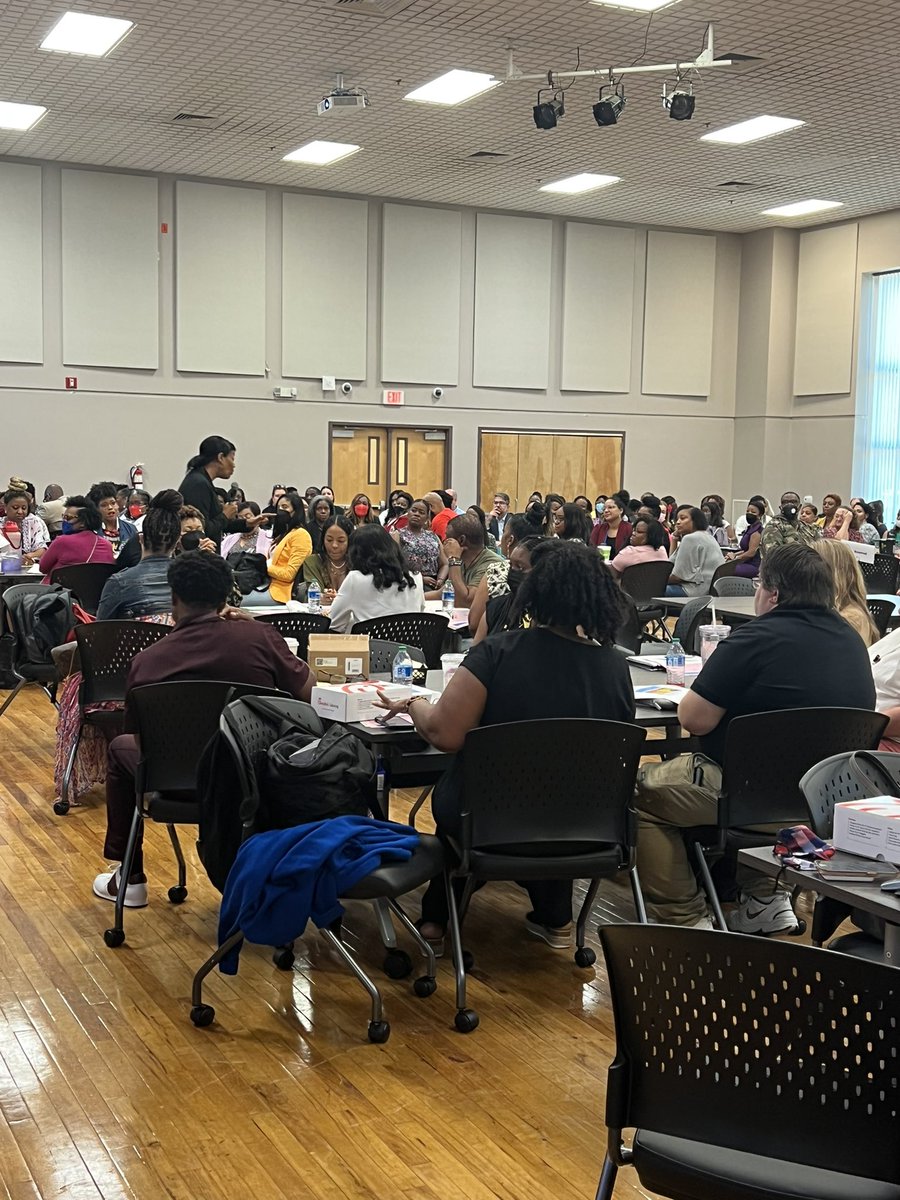 AsstSuptScott's tweet photo. MSCS academic teams are dedicated to our students and loyal to the work. @DrAWhitelaw is leading our theory of action for the school year. We are determined to make star teams out of star players for our students. #MSCSBELIEVES #DeliverBeyondDistractions https://t.co/vL5GRTRDye
