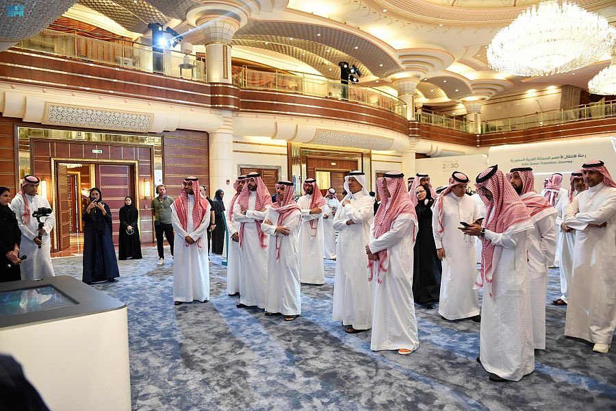 وزير الطاقة خلال زيارته معرض "رحلة الانتقال الأخضر للمملكة" والمقام على هامش قمة جدة للأمن والتنمية.

-