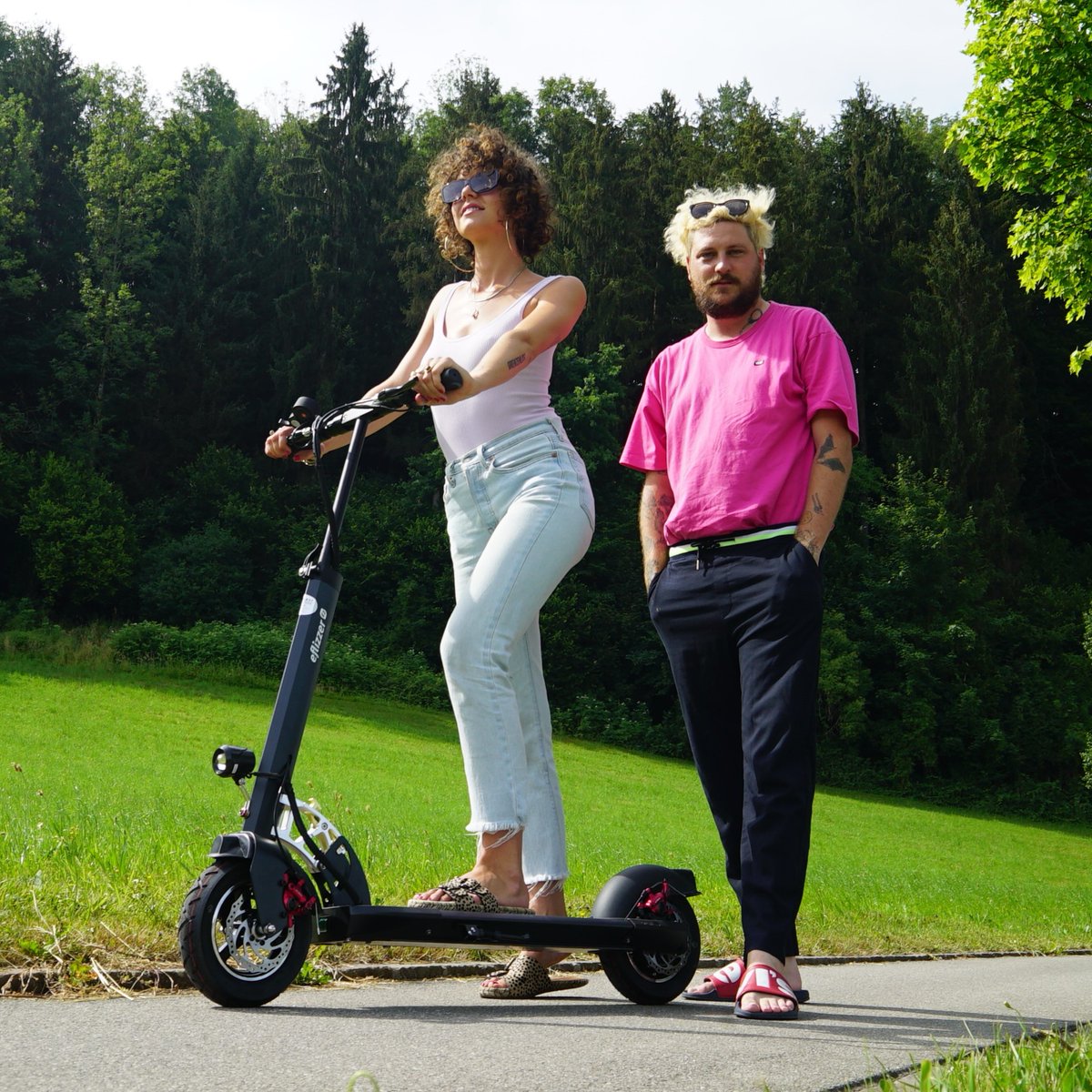 Was haben eine Hobby-Schauspielerin und ein Filmregisseur gemeinsam? Luisa und Phil sind gestern mit eflizzer e-Scooter im Tessin gestartet und fahren damit ans Mittelmeer.  🛴🌞🌊

Verfolgt die 10-tägige Reise der beiden auf Instagramm unter: @elektrotram