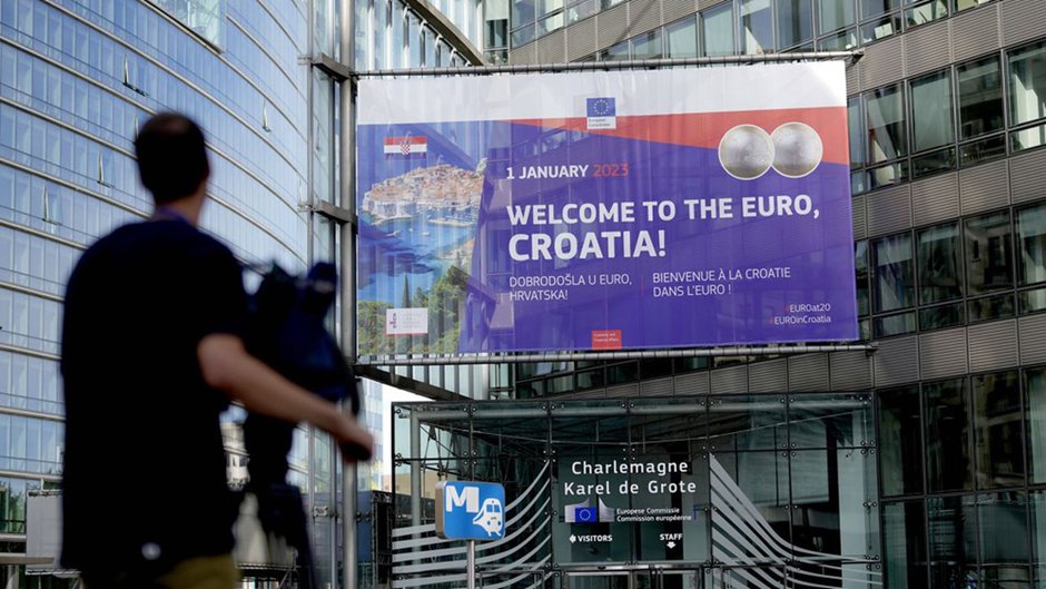 EU_Logos's tweet photo. #Factoftheday 12.07.22
Le Conseil de l'UE a approuvé l'entrée de la Croatie dans la zone euro, qui sera effective au 1er janvier 2023. Alors que l'euro fête cette année ses 20 ans, la Croatie est le 20e Etat à adopter la monnaie unique qui remplacera la kuna, devise nationale. https://t.co/kNURdFNh0D