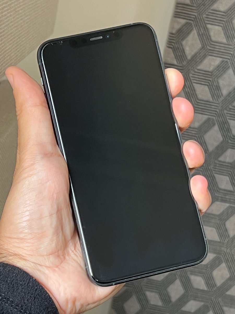 mvcmendes's tweet photo. Quem quer comprar meu iPhone 11 Pro Max 64GB? 

Vai com cabo USB-C novo, mas SEM carregador. Bateria com 88% de capacidade. Tem pequenos riscos no canto esquerdo superior, mas não atrapalha a visualização da tela.

R$4.000. Mais barato que os usados não suspeitos do ML. Bora? https://t.co/2fVSEQsH2m