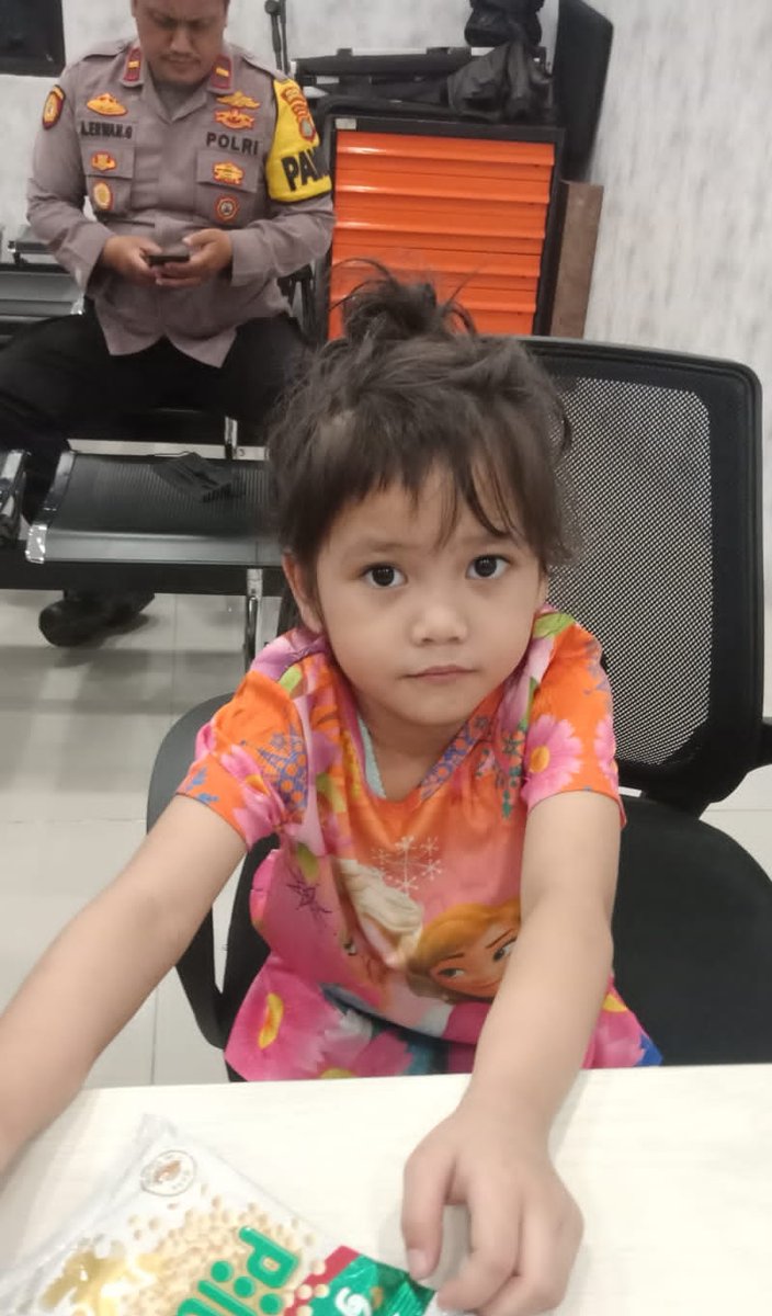 Telah ditemukan seorang wanita
Nama : belum diketahui
Umur : sekitar 4 th
Kulit   : putih
Rambut panjang agak pirang
Bicaranya belum jelas
memakai baju Barbie dan celana biru
info terkini di polsek cengkareng
Twitter Please do Your Magic
Thanks 🙏🏻