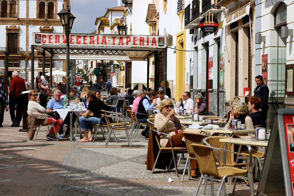SemesterInSpain's tweet photo. Alegría de Sevilla - Los Restaurantes 

One the amazing parts of the dining experience here is being able to enjoy the outdoors while you eat! Walking down the streets you can feel the energy of community and conversation. 

#sis #semesterinspain #sevilla https://t.co/6khMj5yb64